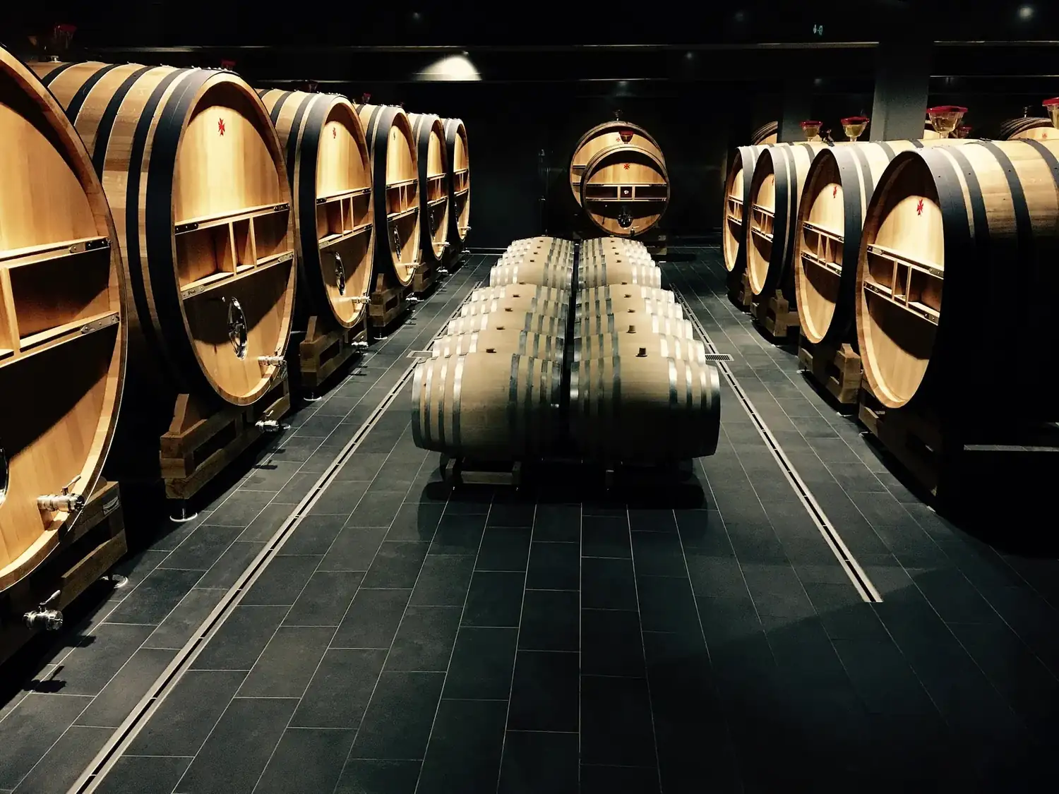 Foudres alignés dans une cave de vieillissement