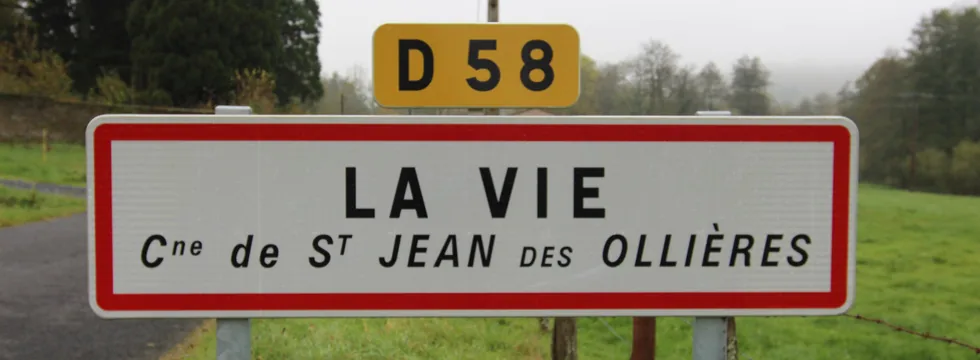 Panneau routier du lieu-dit La Vie, commune de Saint-Jean-des-Ollières